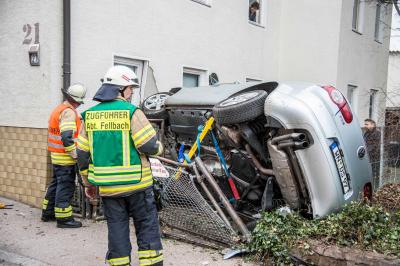 Fellbach: Auto kommt von der Strasse ab und schanzt in Hauswand - Anwohner hatte Glueck